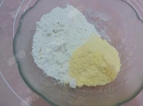 玉米面和小麦面粉放入碗中