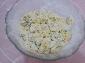 一边倒一边用筷子搅拌