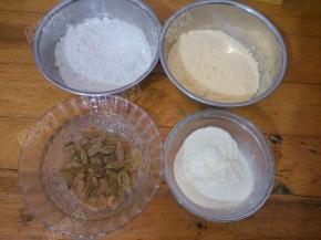 准备玉米面，黄豆面，奶粉，葡萄干用水浸泡