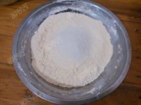 将三种面粉混合均匀，加入白砂糖