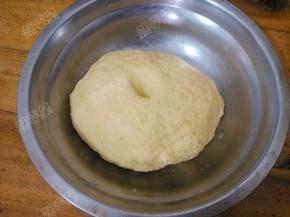 静置好的面团会发酵蓬松起来