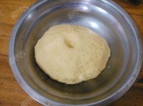 静置好的面团会发酵蓬松起来