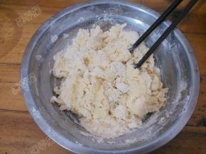 将酵母水慢慢加入到玉米面中，在加入牛奶搅拌均匀