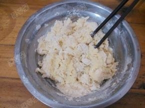 将酵母水慢慢加入到玉米面中，在加入牛奶搅拌均匀