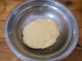 揉成面团后静置一小时