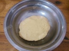 揉成面团后静置一小时