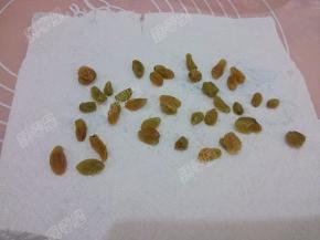 浸泡好的葡萄干用厨房纸巾擦干水分