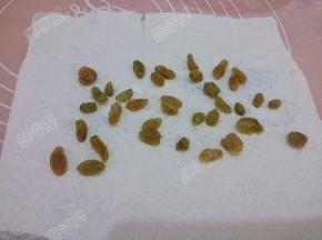 浸泡好的葡萄干用厨房纸巾擦干水分