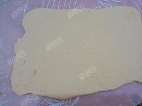 将发酵好的面团擀开成面片