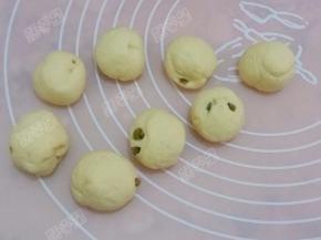 然后将每份剂子搓圆