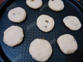 将生坯放入刷薄油的电饼铛中