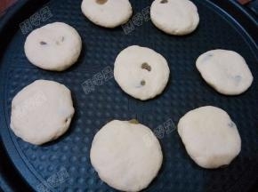 将生坯放入刷薄油的电饼铛中