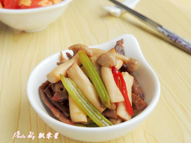 芹菜腊肉炒蘑菇