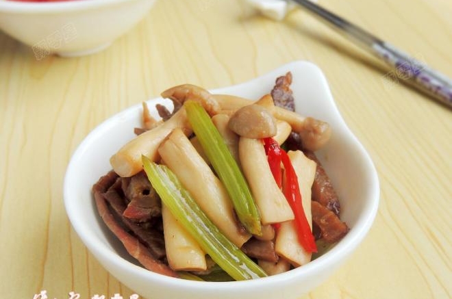 芹菜腊肉炒蘑菇