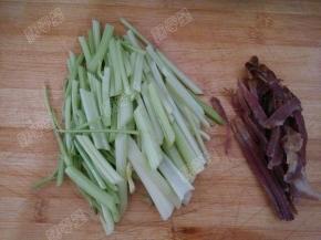 芹菜斜切成段，腊肉切丝