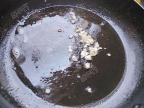 锅热油，葱姜爆香