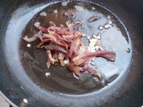 放入腊肉煸炒变色