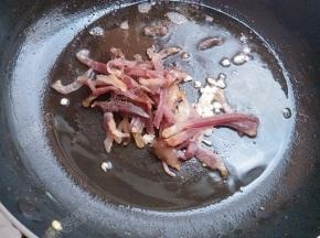 放入腊肉煸炒变色