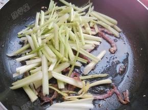 放入芹菜煸炒