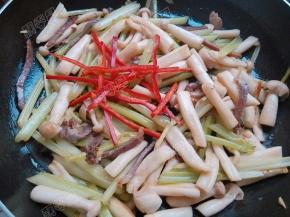 加入红椒丝继续翻炒