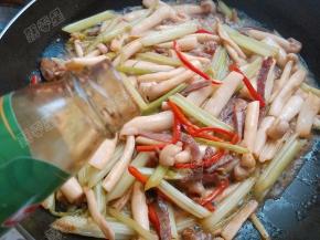 加入蚝油，淋入适量水略煮