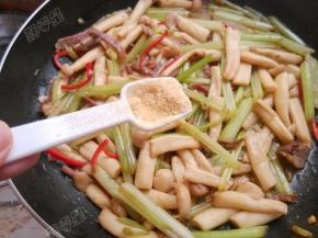 最后加入鸡精炒匀即可
