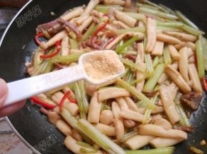 最后加入鸡精炒匀即可