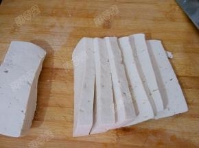 将豆腐先切成一厘米后的片