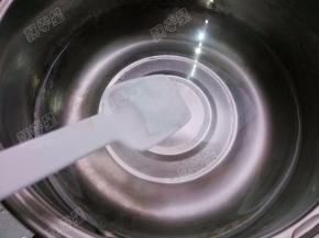 锅中加水，加入适量盐煮沸