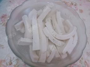 焯好水的豆腐放入水中浸泡