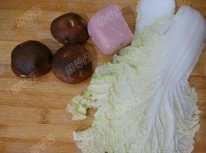 准备配料，香菇，菜叶，火腿