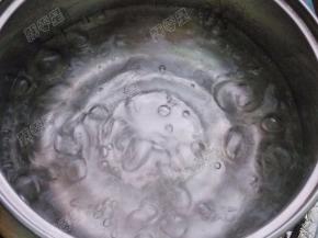 锅中加水煮沸