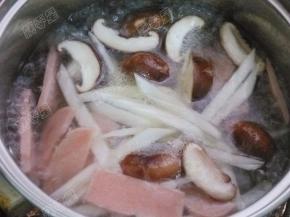 放入火腿和菜梗煮沸