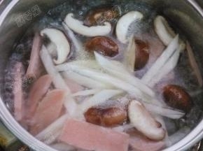放入火腿和菜梗煮沸