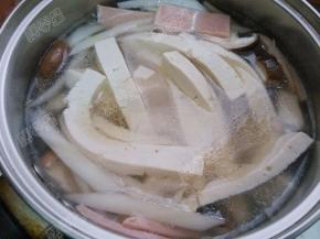 放入焯过水的豆腐小火煮十分钟