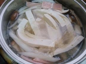 放入焯过水的豆腐小火煮十分钟