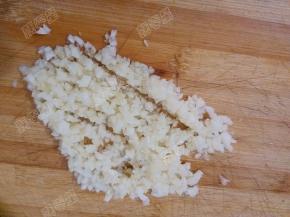 将大蒜切成末，越细越好