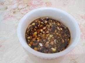 蒜末放入碗中，加入味极鲜和香油做成蘸料就可以了