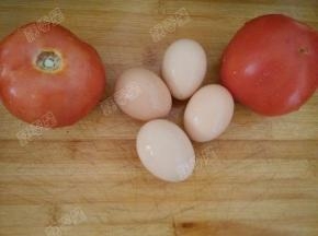 将番茄 鸡蛋分别洗干净