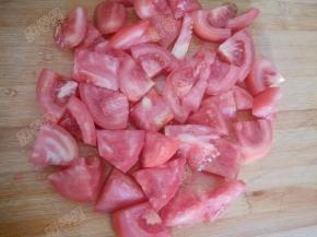 将番茄去皮切成块状