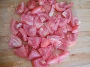 将番茄去皮切成块状