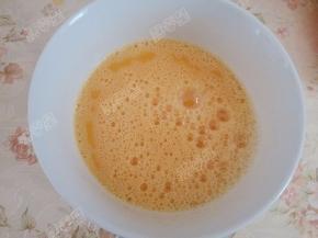 加入适量盐和料酒打散