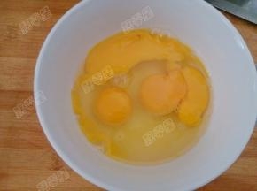 鸡蛋打入碗中