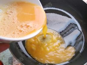 加入适量盐和料酒打散