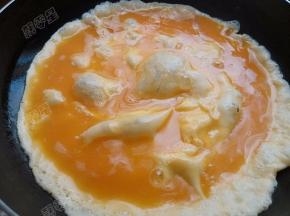 煎至蛋液凝固
