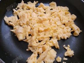 将鸡蛋炒散后盛出备用