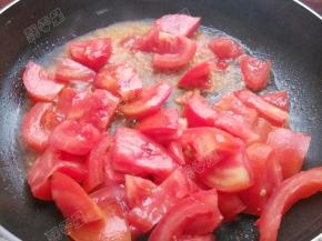 放入番茄炒出汁