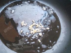 锅留底油，爆香葱末