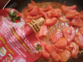 加入番茄酱炒匀