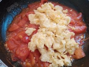 加入炒好的鸡蛋翻炒均匀